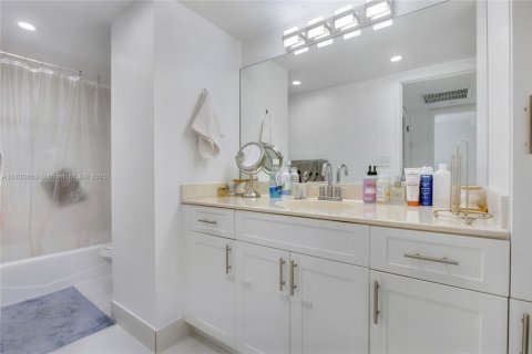 Condo in Miami Beach, Florida, 1 bedroom  № 1845884 - photo 11