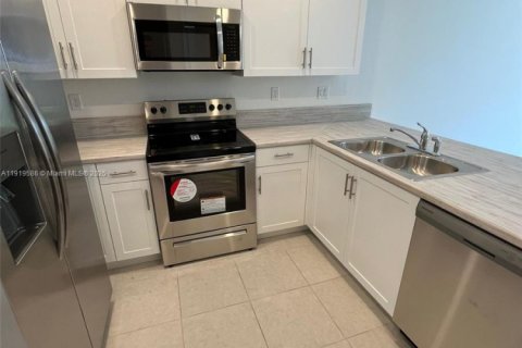 Купить таунхаус в Хомстед, Флорида 3 спальни, 157.47м2, № 1974694 - фото 4