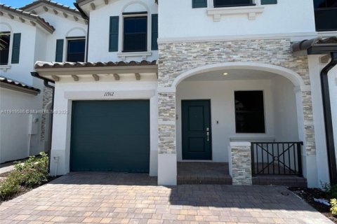 Купить таунхаус в Хомстед, Флорида 3 спальни, 157.47м2, № 1974694 - фото 1