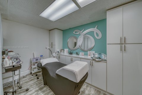 Commercial property in Hialeah, Florida № 1831128 - photo 10