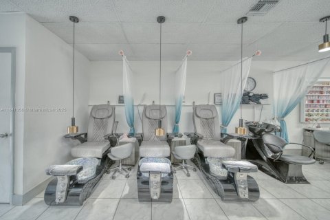 Commercial property in Hialeah, Florida № 1831128 - photo 1