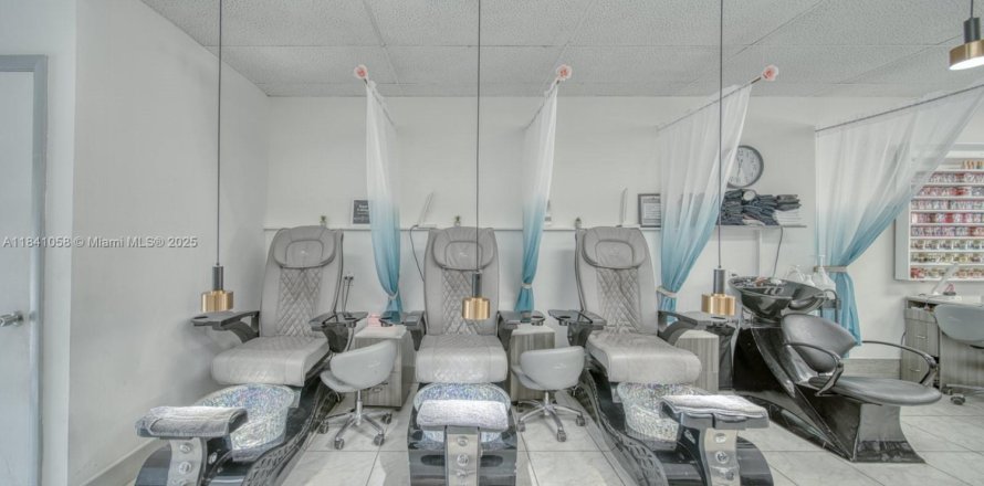 Commercial property in Hialeah, Florida № 1831128