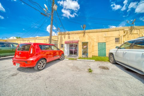 Commercial property in Hialeah, Florida № 1831128 - photo 24