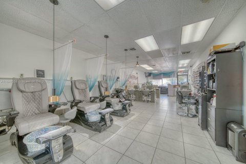 Commercial property in Hialeah, Florida № 1831128 - photo 2