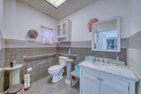 Commercial property in Hialeah, Florida № 1831128 - photo 19