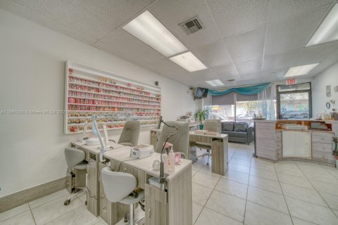 Commercial property in Hialeah, Florida № 1831128 - photo 4