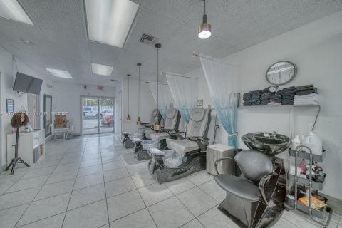 Commercial property in Hialeah, Florida № 1831128 - photo 14
