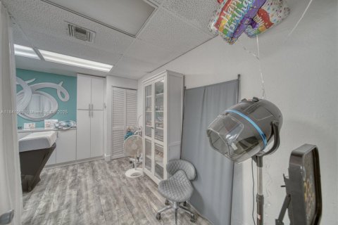 Commercial property in Hialeah, Florida № 1831128 - photo 11