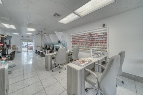 Commercial property in Hialeah, Florida № 1831128 - photo 16
