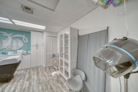 Commercial property in Hialeah, Florida № 1831128 - photo 9