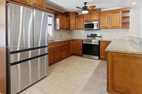 House in Margate, Florida 3 bedrooms, 158.86 sq.m. № 1715382 - photo 10