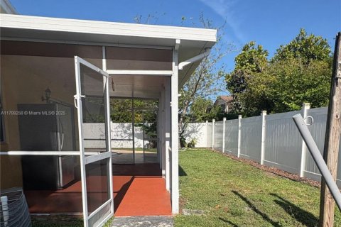 House in Margate, Florida 3 bedrooms, 158.86 sq.m. № 1715382 - photo 23