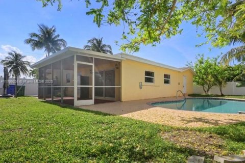 House in Margate, Florida 3 bedrooms, 158.86 sq.m. № 1715382 - photo 24