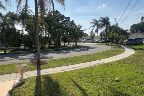House in Margate, Florida 3 bedrooms, 158.86 sq.m. № 1715382 - photo 28