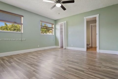 House in Margate, Florida 3 bedrooms, 158.86 sq.m. № 1715382 - photo 8