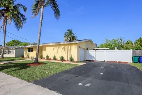 House in Margate, Florida 3 bedrooms, 158.86 sq.m. № 1715382 - photo 21