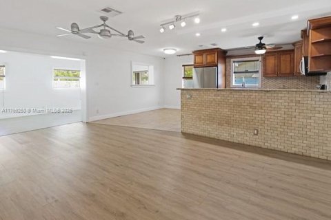 House in Margate, Florida 3 bedrooms, 158.86 sq.m. № 1715382 - photo 11
