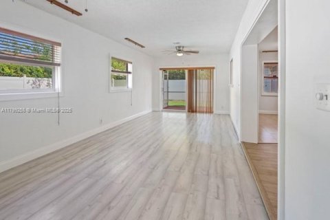 House in Margate, Florida 3 bedrooms, 158.86 sq.m. № 1715382 - photo 7
