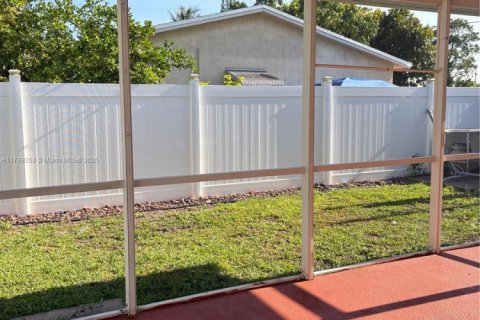 House in Margate, Florida 3 bedrooms, 158.86 sq.m. № 1715382 - photo 25