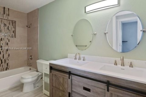 House in Margate, Florida 3 bedrooms, 158.86 sq.m. № 1715382 - photo 12