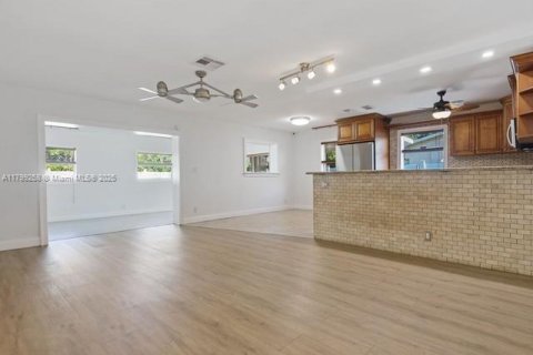 House in Margate, Florida 3 bedrooms, 158.86 sq.m. № 1715382 - photo 6