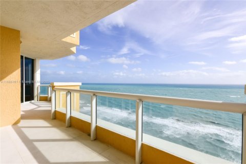 Copropriété à louer à Sunny Isles Beach, Floride: 4 chambres, 254.18 m2 № 1804519 - photo 1