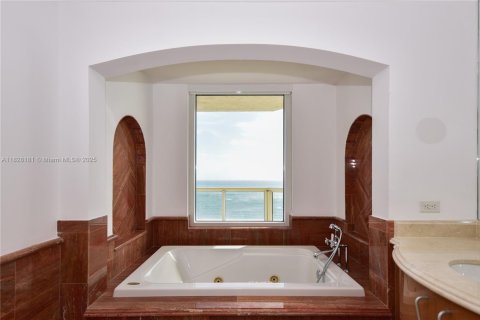 Copropriété à louer à Sunny Isles Beach, Floride: 4 chambres, 254.18 m2 № 1804519 - photo 13