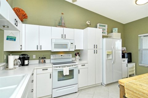 Condo in Sarasota, Florida, 2 bedrooms  № 2280105 - photo 13