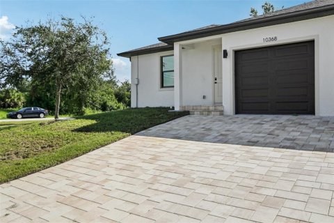Propiedad comercial en venta en Port Charlotte, Florida, 6 dormitorios, 120.77 m2 № 2166415 - foto 2