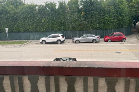 Copropriété à louer à Hialeah, Floride: 2 chambres, 77.02 m2 № 1979167 - photo 2