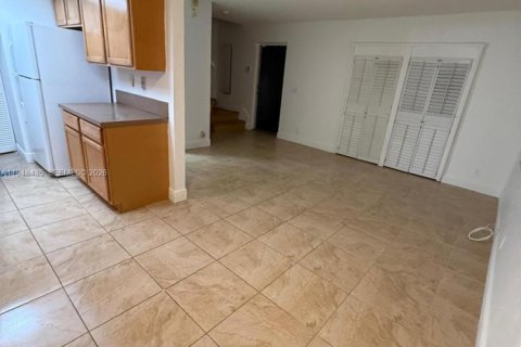 Condo in Lauderhill, Florida, 2 bedrooms  № 2040192 - photo 2