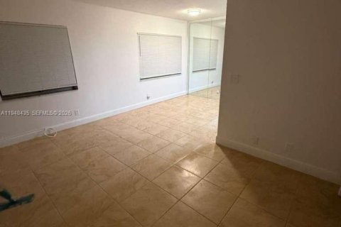 Condo in Lauderhill, Florida, 2 bedrooms  № 2040192 - photo 3
