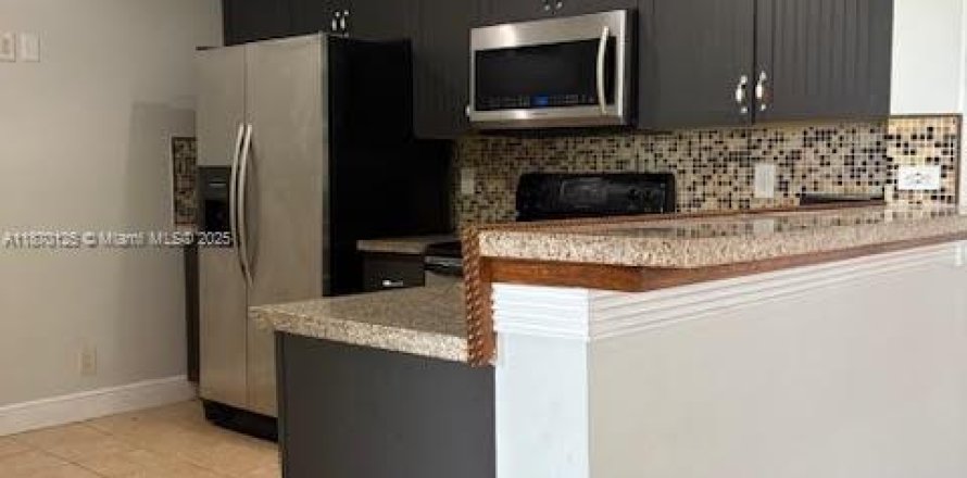Condo in Coral Springs, Florida, 2 bedrooms № 1895592