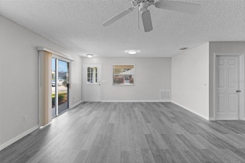 House in The Villages, Florida 2 bedrooms, 107.77 sq.m. № 2396350 - photo 7