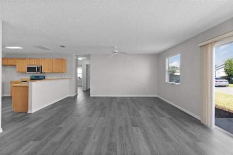 House in The Villages, Florida 2 bedrooms, 107.77 sq.m. № 2396350 - photo 12