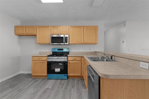 House in The Villages, Florida 2 bedrooms, 107.77 sq.m. № 2396350 - photo 18
