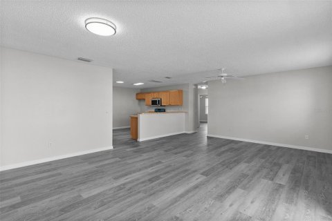 House in The Villages, Florida 2 bedrooms, 107.77 sq.m. № 2396350 - photo 13