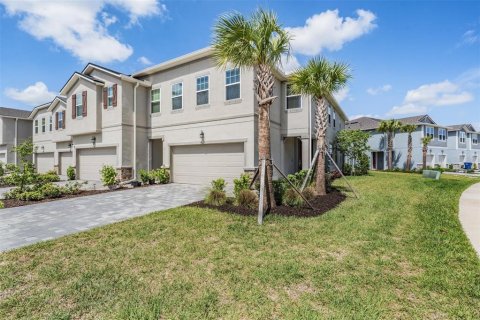 Townhouse in Lutz, Florida 3 bedrooms, 207.17 sq.m. № 2148185 - photo 2