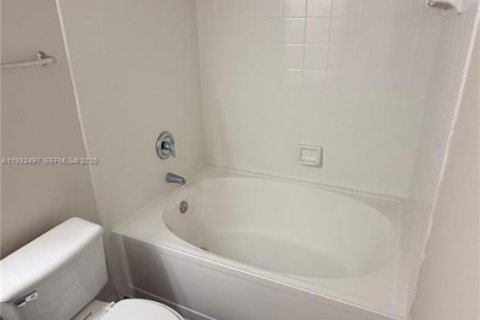 Снять в аренду кондоминиум в Пемброк-Пайнс, Флорида 1 спальня, 64.1м2, № 1991008 - фото 8