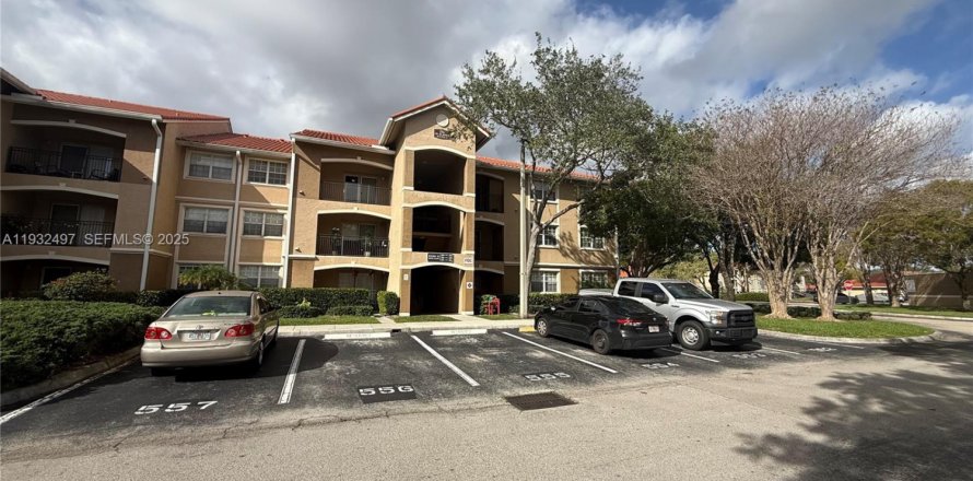 Кондоминиум с 1 спальней в Пемброк-Пайнс, Флорида № 1991008