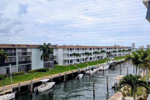 Condo in North Palm Beach, Florida, 1 bedroom № 2247312