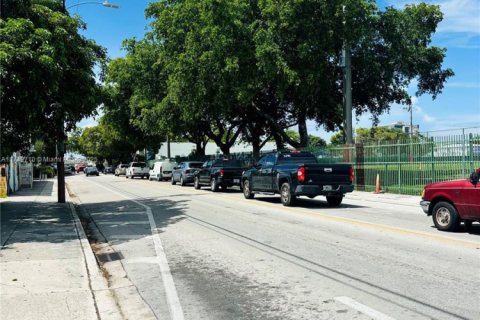 Propiedad comercial en venta en Miami, Florida № 1962951 - foto 9