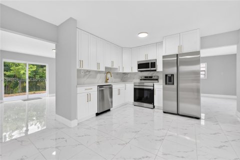Villa ou maison à vendre à North Lauderdale, Floride: 3 chambres, 133.59 m2 № 2289039 - photo 6