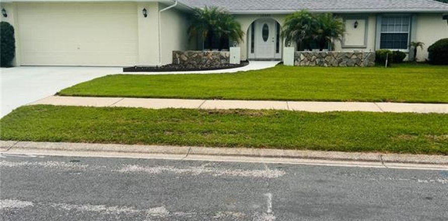 House in Spring Hill, Florida 2 bedrooms, 151.62 sq.m. № 1828457