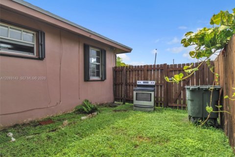 Commercial property in Hallandale Beach, Florida 147.99 sq.m. № 2382385 - photo 19
