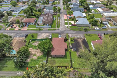 Commercial property in Hallandale Beach, Florida 147.99 sq.m. № 2382385 - photo 2