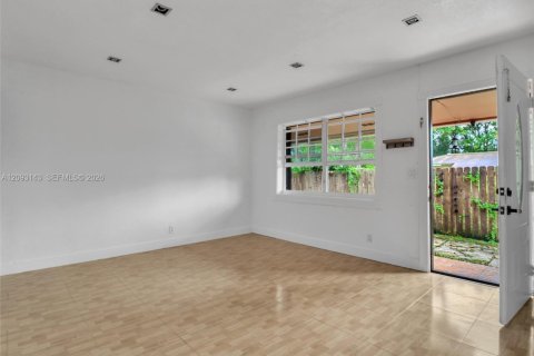 Commercial property in Hallandale Beach, Florida 147.99 sq.m. № 2382385 - photo 12
