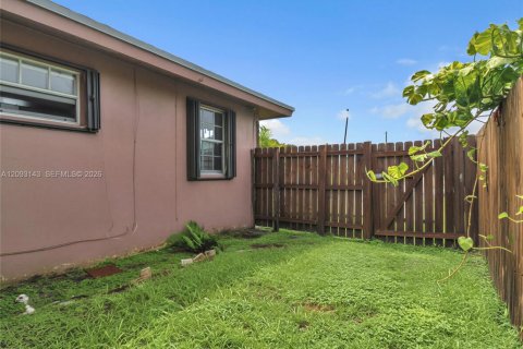 Commercial property in Hallandale Beach, Florida 147.99 sq.m. № 2382385 - photo 30