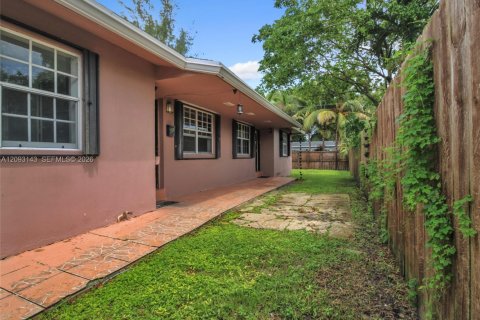 Commercial property in Hallandale Beach, Florida 147.99 sq.m. № 2382385 - photo 8
