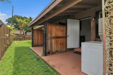 Commercial property in Hallandale Beach, Florida 147.99 sq.m. № 2382385 - photo 18